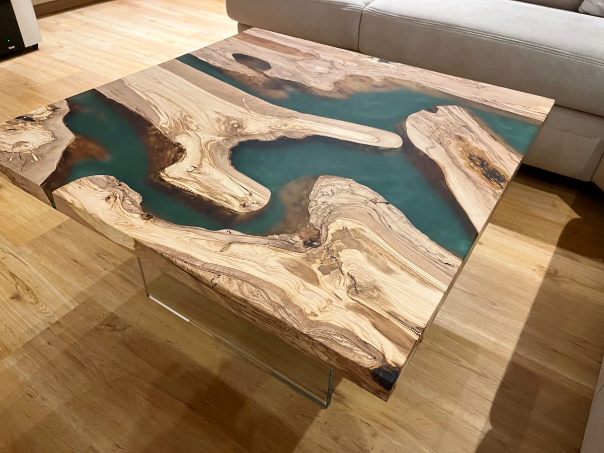 Couchtisch aus Olivenholz Epoxy Möbel erhältlich bei OH MY DEER