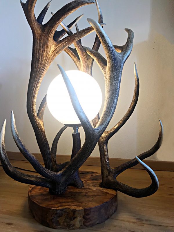 Geweihluster, Geweihluster Österreich, Geweihlampe, Geweih Kronleuchter, Kronleuchter Geweih, Geweih Kronleuchter, Hirschgeweih Luster, antler chandelier, antler lamp, chalet architektur, chalet einrichtung, chalet lampe, landhaus lampe, landhaus stil, landhaus moder, chalet modern, geweihlampe modern, geweihluster modern, moderne chalet einrichtung, stehlampe chalet, stehlampe, geweih, stehlampe landhaus