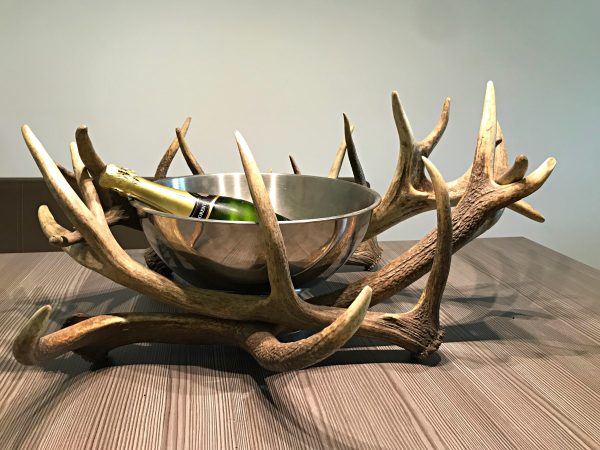 Geweihmöbel, Geweihdeko, Hirschgeweihdeko, Weinhalter, Weinflaschenhalter, Geburtstagsgeschenk für Jäger, Personalisiertes Geschenk, Damhirschgeweih, sektkühler, champagnerkühler, flaschenkühler, präsentation, natur, echtes geweih, hirschhorn, party, veranstaltung, buffet, geweih deko, geweihmöbel, hirschgeweih, rothirsch