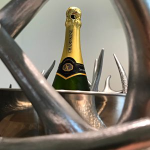 Geweihmöbel, Geweihdeko, Hirschgeweihdeko, Weinhalter, Weinflaschenhalter, Geburtstagsgeschenk für Jäger, Personalisiertes Geschenk, Damhirschgeweih, sektkühler, champagnerkühler, flaschenkühler, präsentation, silber, chrom, party, veranstaltung, buffet, geweih deko, geweihmöbel, hirschgeweih, rothirsch