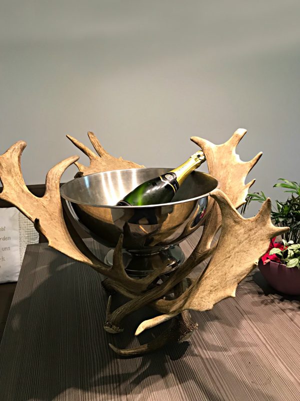 Geweihmöbel, Geweihdeko, Hirschgeweihdeko, Weinhalter, Weinflaschenhalter, Geburtstagsgeschenk für Jäger, Personalisiertes Geschenk, Damhirschgeweih, sektkühler, champagnerkühler, flaschenkühler, präsentation, natur, echtes geweih, hirschhorn, party, veranstaltung, buffet, geweih deko, geweihmöbel, hirschgeweih, rothirsch, damhirsch, schaufel, silber, kelch, einzigartig, extravagant, ausßergewöhnlich