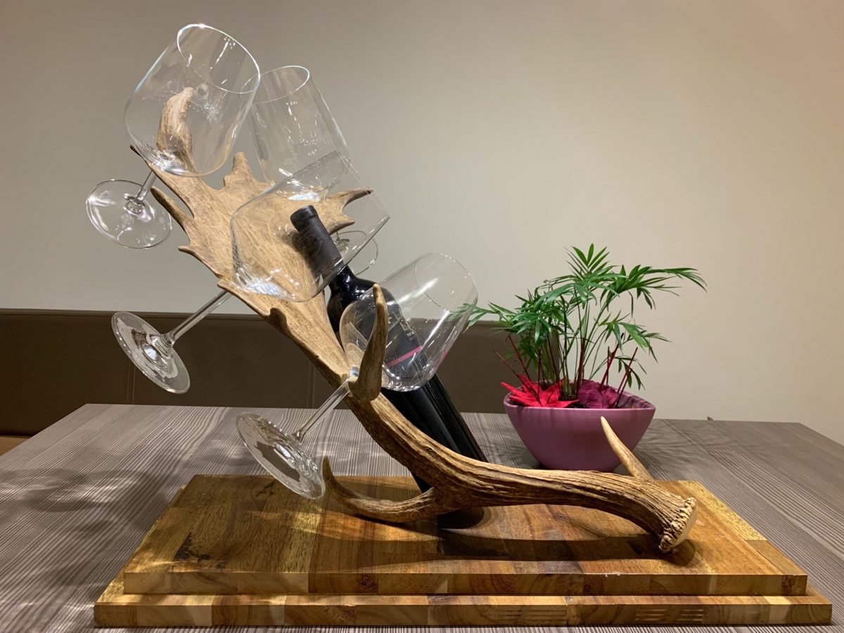 weinflaschenhalter, weinglashalter, weinpräsentation, geburtstagsgeschenk für Jäger, Geschenk für Jäger, OH MY DEER, Johannes Forkl, Flaschenpräsentation, Weinbar, Weinpräsentation, Weinhalter, Weindeko, Jagdgeschenk, Weihnachtsgeschenk für Jäger, Geweih Deko, Hirschgeweih Deko