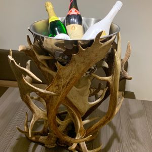 sektkühler, champagnerkühler, flaschenkühler, damhirsch, oh my deer, johannes forkl, österreich, manufaktur, hirschgeweih, abwurfstange, großer Champagner Kühler, hirschgeweih kühler, sektkühler chalet, chalet sektkühler, champagnerkühler alpin, champagnerkühler chalet, hirschgeweih deko für das Wohnzimmer