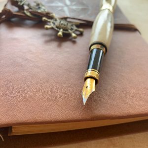 geschenk für jäger, geschenkidee für jäger, edle schreibgeräte, horn kugelschreiber, hirschhorn schreibgerät, geburtstagsgeschenk für jäger, geschenkidee für jägerin, exklusives geburtstagsgeschenk jäger, geschenkidee jagd, jagdliches geschenk, geburtstagsgeschenk 50iger jäger, hochzeitsgeschenk jäger, hochzeitsgeschenk jägerin, jäger 60iger geburtstagsgeschenk, geburtagsgeschenk jägerin 50iger, edle schreibgeräte, handgemacht schreibgeräte, oh my deer, johannes forkl, omd, unterprambach, prambachkirchen, geweih manufaktur, österreichische geweih manufaktur, geburtstagsgeschenk mit jagdmotiv, hochzeitsgeschenk mit jagdmotiv, holz kugelschreiber, horn kugelschreiber, füllfederhalter, horn füllfederhalter