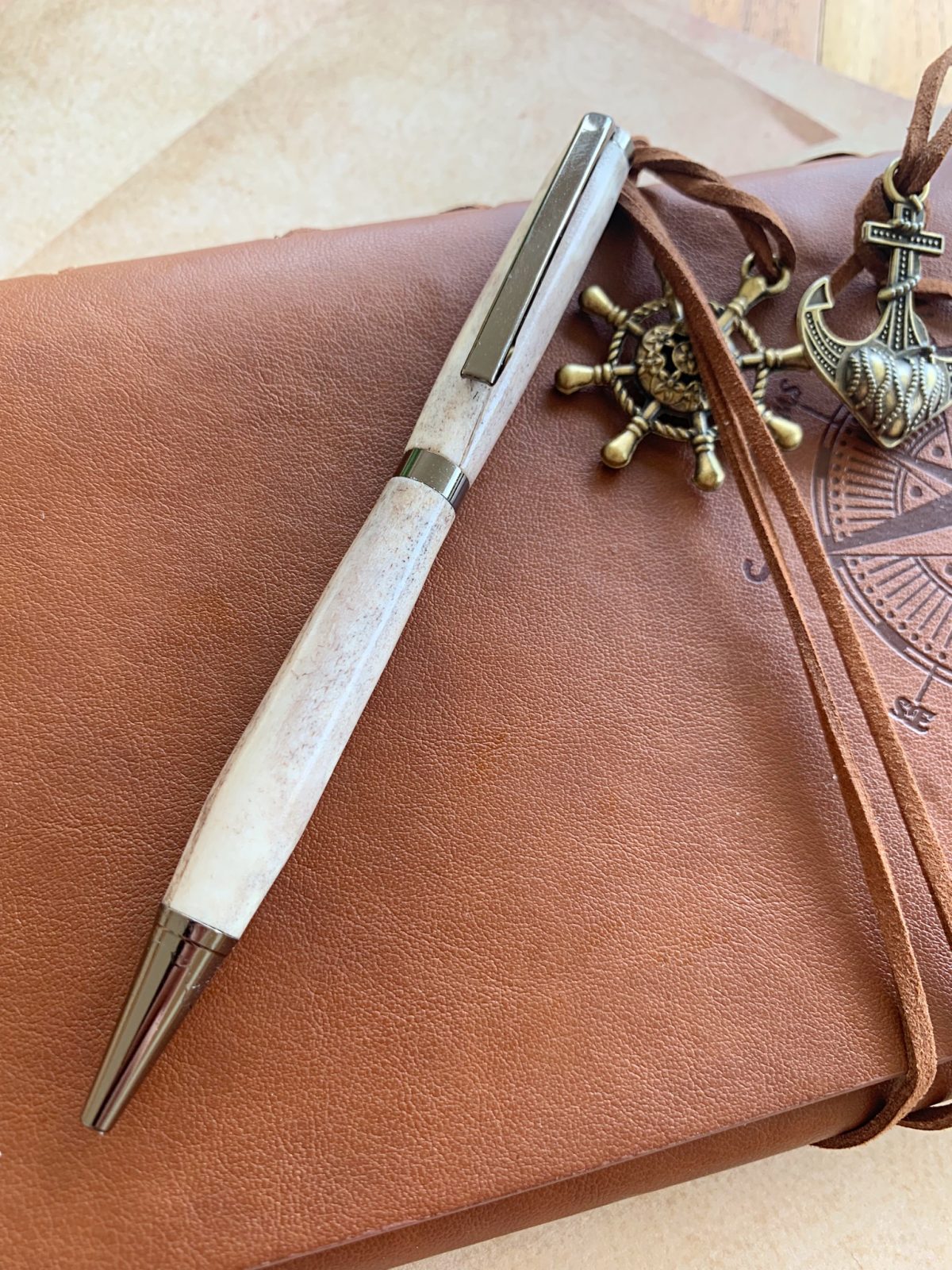 geschenk für jäger, geschenkidee für jäger, edle schreibgeräte, horn kugelschreiber, hirschhorn schreibgerät, geburtstagsgeschenk für jäger, geschenkidee für jägerin, exklusives geburtstagsgeschenk jäger, geschenkidee jagd, jagdliches geschenk, geburtstagsgeschenk 50iger jäger, hochzeitsgeschenk jäger, hochzeitsgeschenk jägerin, jäger 60iger geburtstagsgeschenk, geburtagsgeschenk jägerin 50iger, edle schreibgeräte, handgemacht schreibgeräte, oh my deer, johannes forkl, omd, unterprambach, prambachkirchen, geweih manufaktur, österreichische geweih manufaktur, geburtstagsgeschenk mit jagdmotiv, hochzeitsgeschenk mit jagdmotiv, holz kugelschreiber, horn kugelschreiber