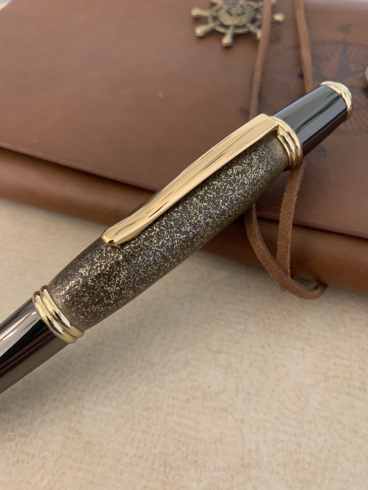 geschenk für jäger, geschenkidee für jäger, edle schreibgeräte, horn kugelschreiber, hirschhorn schreibgerät, geburtstagsgeschenk für jäger, geschenkidee für jägerin, exklusives geburtstagsgeschenk jäger, geschenkidee jagd, jagdliches geschenk, geburtstagsgeschenk 50iger jäger, hochzeitsgeschenk jäger, hochzeitsgeschenk jägerin, jäger 60iger geburtstagsgeschenk, geburtagsgeschenk jägerin 50iger, edle schreibgeräte, handgemacht schreibgeräte, oh my deer, johannes forkl, omd, unterprambach, prambachkirchen, geweih manufaktur, österreichische geweih manufaktur, geburtstagsgeschenk mit jagdmotiv, hochzeitsgeschenk mit jagdmotiv, holz kugelschreiber, handgemachte füller aus holz, kugelschreiber aus holz österreich, gedrechselte schreibgeräte aus holz, handgemachte füller aus holz, edle schreibgeräte aus holz, handgedrechselte schreibgeräte, gedrechselte schreibgeräte aus holz, schreibgeräte manufaktur, füller aus holz gravur, füller holz gravur, füller holz handarbeit, schreibgerät hamburg, epoxy kugelschreiber, kugelschreiber epoxidharz, epoxidharz
