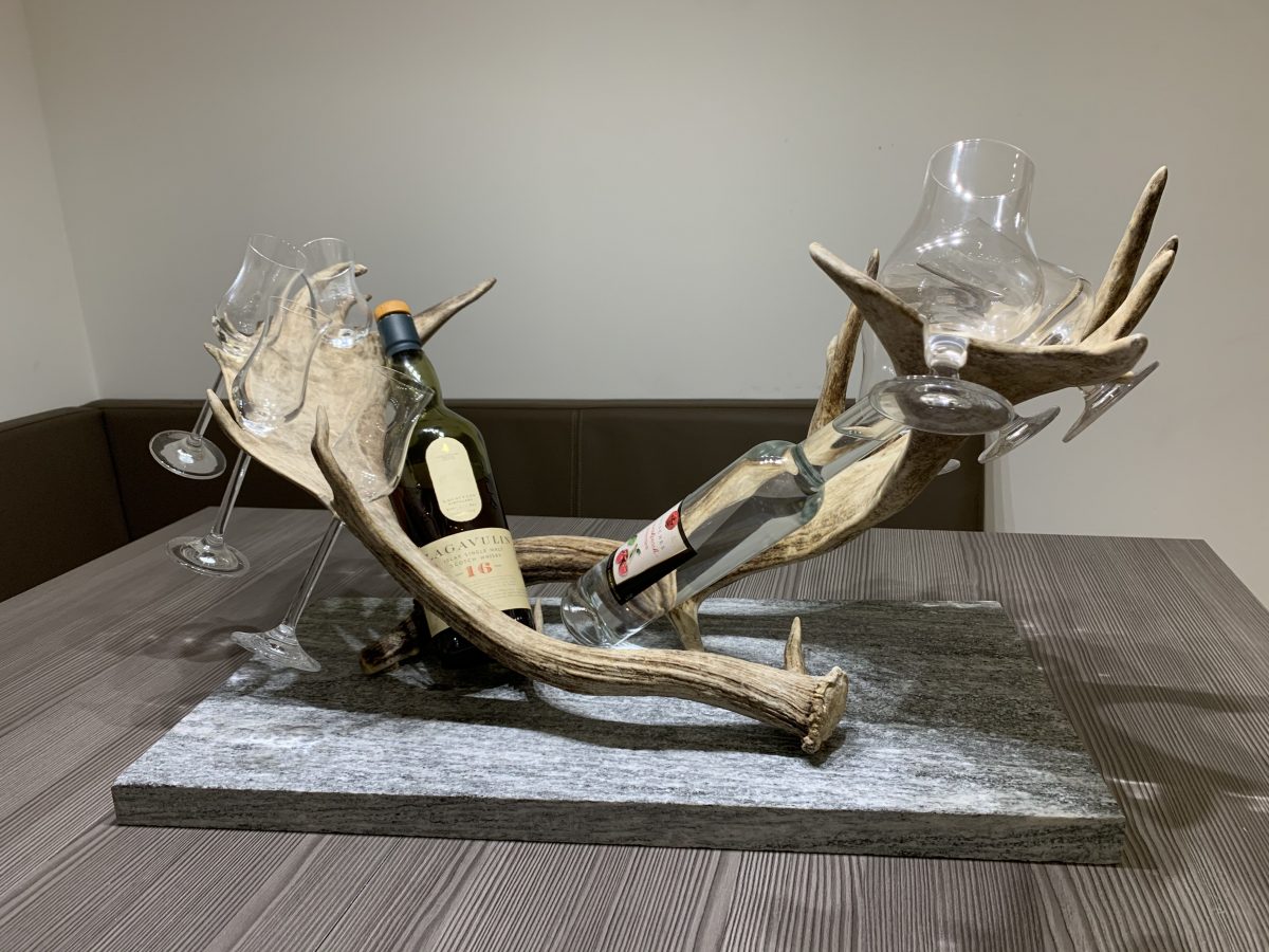 schnapsglashalter stein, steinsockel schnapsglashalter, whisky glashalter kaufen, whiskey glashalter geweih, schnapsglashalter geweih, geweih schnapsglashalter kaufen, whiskyglashalter kaufen, schnapsglashalter steinsockel, omd, manufaktur geweih, geweih design, johannes forkl