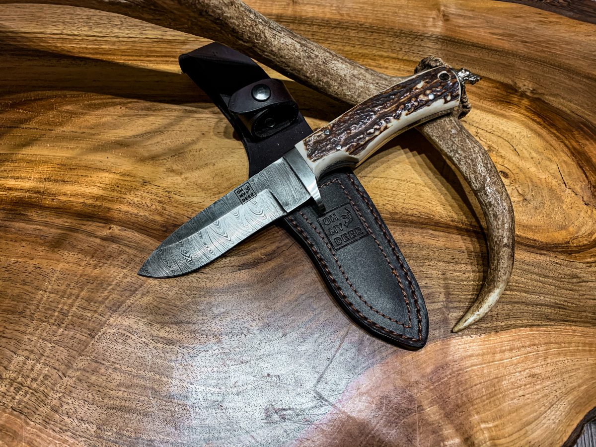 damast jagdmesser, jagdmeser, trachtenmesser, messer mit hirschhorngriff, jagdliches messer, messer mit scheide, trachtenmesser, oh my deer, forkl, geweih design, geweih manufakturm, messermanufaktur, wildschwein, wildschweinemblem, Jagdmesser mit lederscheide