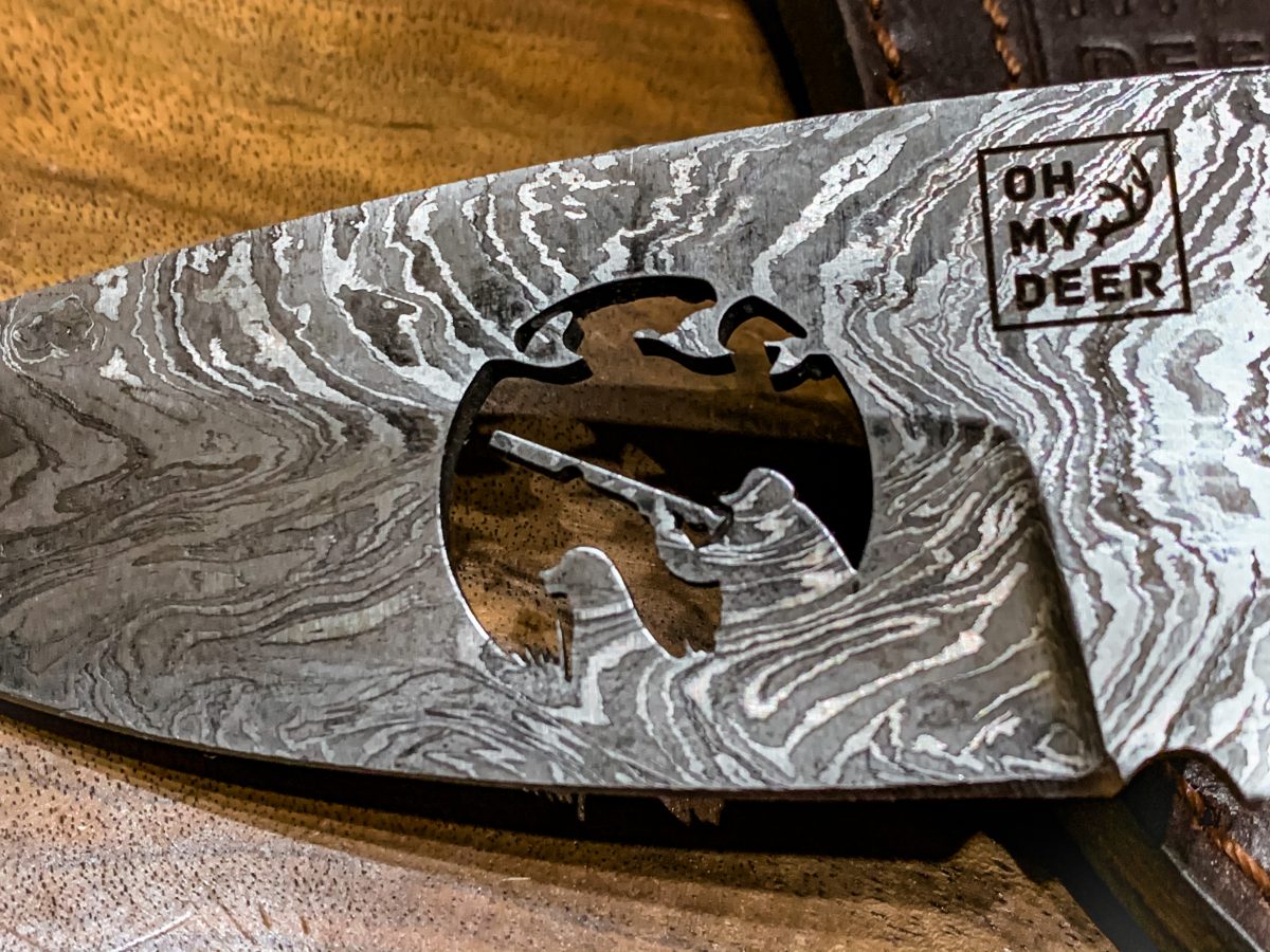 damast jagdmesser, jagdmeser, trachtenmesser, messer mit hirschhorngriff, jagdliches messer, messer mit scheide, trachtenmesser, oh my deer, forkl, geweih design, geweih manufakturm, messermanufaktur, wildschwein, wildschweinemblem, Jagdmesser mit lederscheide
