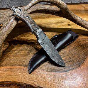 damast jagdmesser, jagdmeser, trachtenmesser, messer mit hirschhorngriff, jagdliches messer, messer mit scheide, trachtenmesser, oh my deer, forkl, geweih design, geweih manufakturm, messermanufaktur, wildschwein, wildschweinemblem, Jagdmesser mit lederscheide