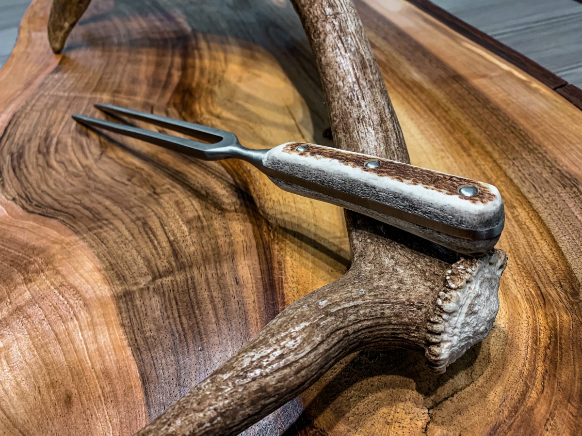 geweih besteck, hirschhorn besteck, jagdliches Besteck kaufen, besteck aus geweih österreich, jagdbesteck, hirschhorn besteck, besteck für Jäger, hirschhorn besteck österreich, hirschhorn besteck set, hirschhorn besteck für jäger, geweih Fleischmesser, Hirschhor Hirschhorn Tranchierbesteck, Tranchierbesteck aus Hirschhorn, Tranchiergabel, gabel zum tranchieren