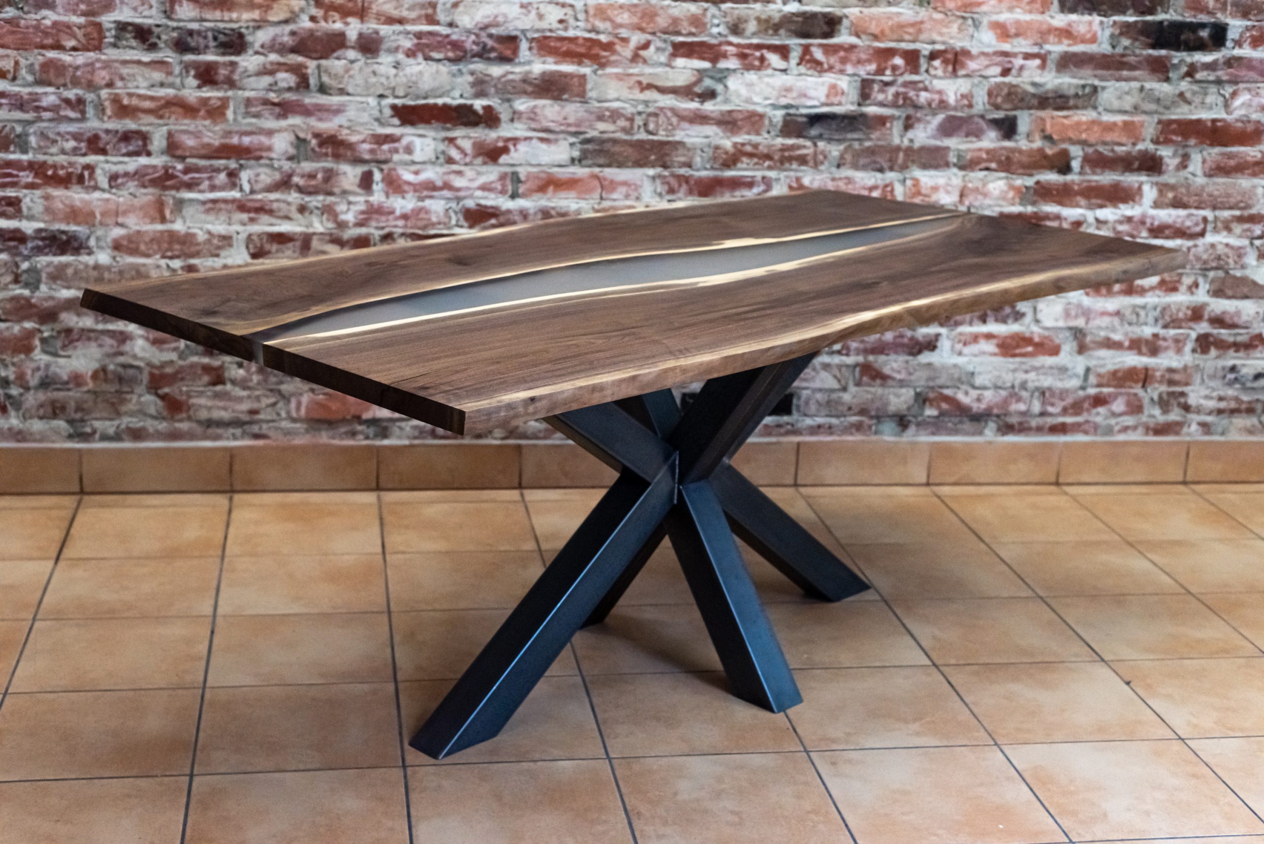 Table en Noyer avec rivière en résine Epoxy.  Table de résine, Dessus de  table en epoxy, Resine epoxy bois