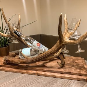 schnapsglashalter, flaschenpraesentation, rothirsch, geschenk für jäger, forkl, österreich, oh my deer, chalet chic, schnapshalter, glashalter, geweih, rothirsch, geburtstagsgeschenk für jäger