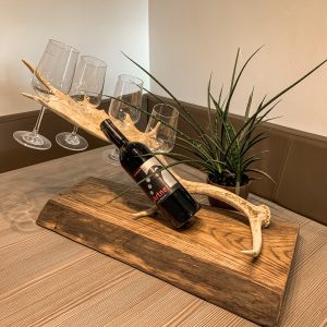 geweih, damhirsch, wein, weinglas, weinglashalter, weinflaschenhalter, eiche, rustikal, holz, geweih deko, hirschgeweih deko, geweih ankauf, geweih verkauf, geschenk für jäger, geschenke für jäger, geburtstagsgeschenk für jäger, präsentation wein, johannes forkl, oh my deer,