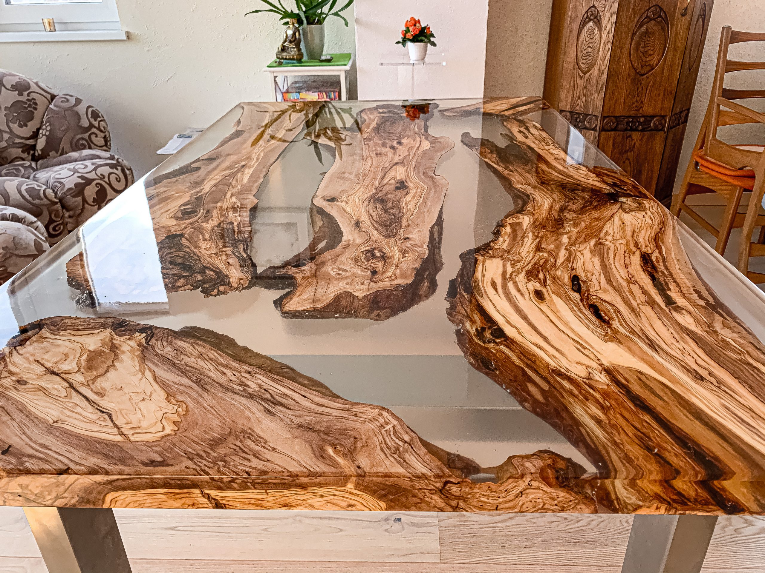 Table en bois d'olivier avec résine époxy - Meubles en résine
