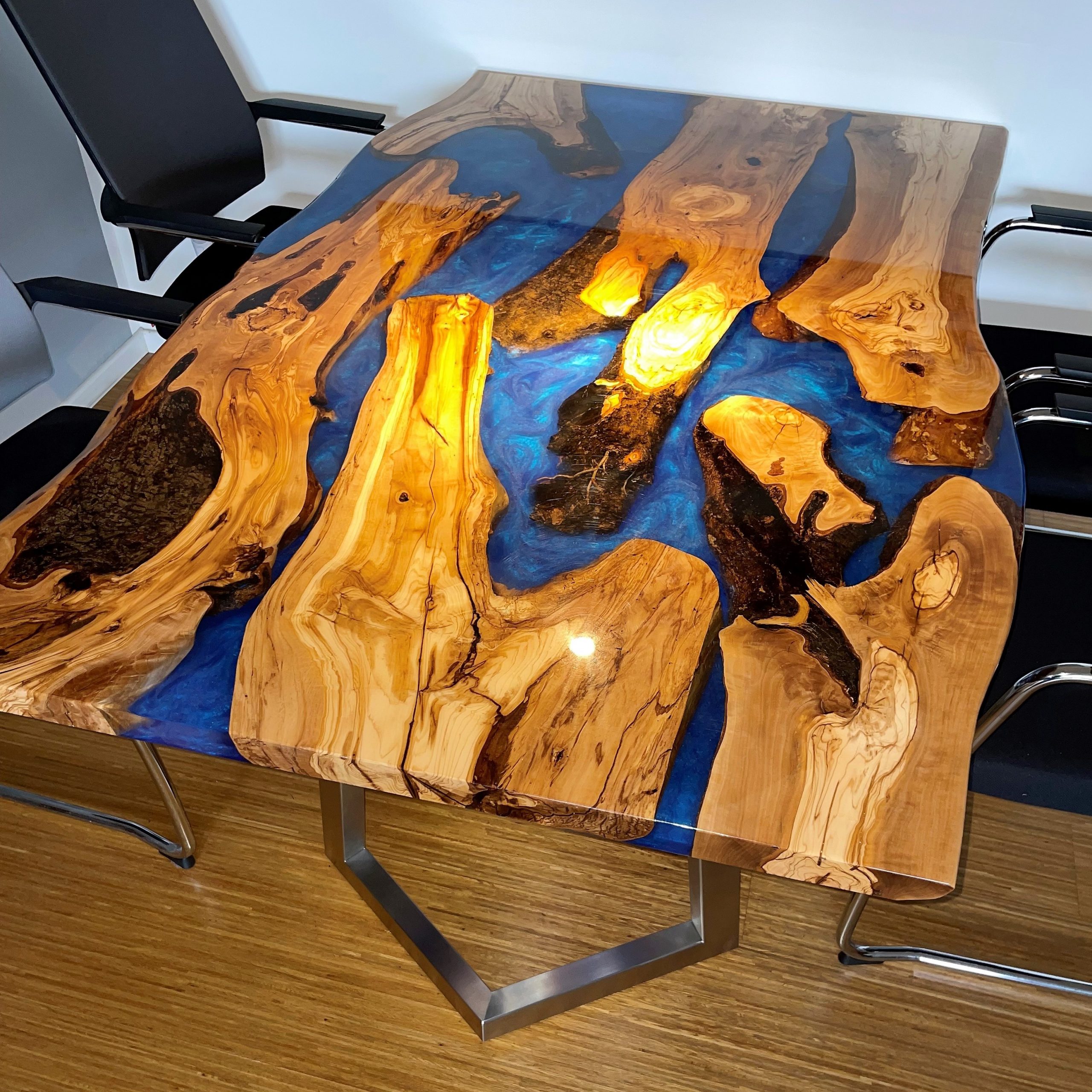 Tavolo in resina epossidica in legno di ulivo con ottica ad acqua - Forkl  luxury living