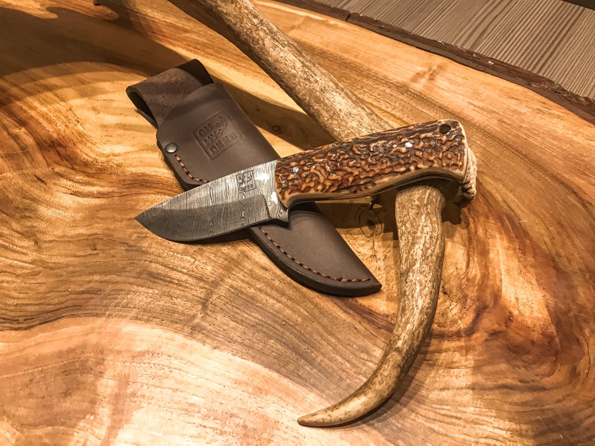 jagdmesser horn, geweih jagdmesser, Hirschhorn jagdmesser, drop point klinge,jagdnicker, jagdmeser, trachtenmesser, messer mit hirschhorngriff, jagdliches messer, messer mit scheide, trachtenmesser, oh my deer, forkl, geweih design, geweih manufakturm, messermanufaktur, jagdmesser damast, damast jagdmesser, jagdmesser damaststahl, jagdmesser damast hirschhorn, hirschhorn damastmesser, Stiefelmesser, Stiefelmesser damast, damaststahl, Jagdmesser Damast