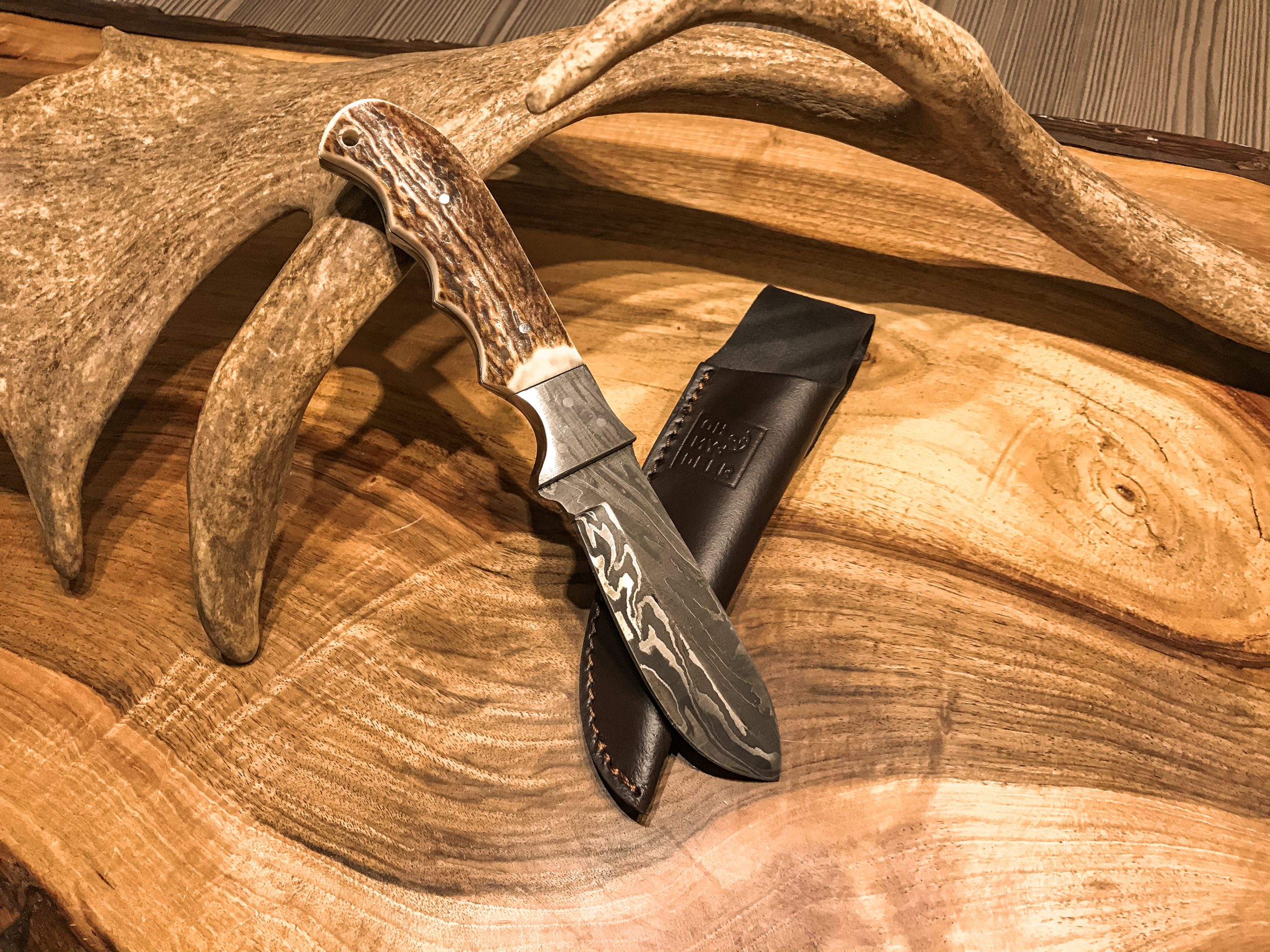 Cuchillo de caza noble de damasco - Diseñado por OH MY DEER
