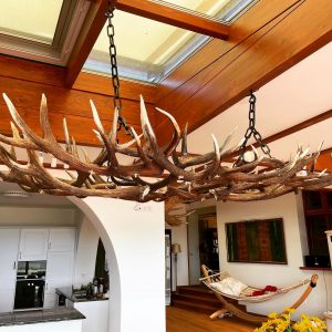 Geweihluster, Geweihluster Österreich, Geweihlampe, Geweih Kronleuchter, Kronleuchter Geweih, Geweih Kronleuchter, Hirschgeweih Luster, antler chandelier, antler lamp, chalet architektur, chalet einrichtung, chalet lampe, landhaus lampe, landhaus stil, landhaus moder, chalet modern, geweihlampe modern, geweihluster modern, moderne chalet einrichtung, Johannes Forkl, OH MY DEER, grosser Geweih Kronleuchter, esstischlampe led aus geweih