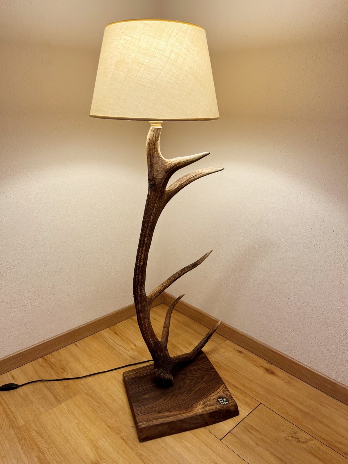 Geweihluster, antler lamp, chalet lampe, chalet stehlampe, moderne stehlampe, Geweihluster Österreich, Geweihlampe, Geweih Kronleuchter, Kronleuchter Geweih, Geweih Kronleuchter, Hirschgeweih Luster, antler chandelier, antler lamp, chalet architektur, chalet einrichtung, chalet lampe, landhaus lampe, landhaus stil, landhaus moder, chalet modern, geweihlampe modern, geweihluster modern, moderne chalet einrichtung, stehlampe chalet, stehlampe, geweih, stehlampe landhaus, oh my deer, forkl, johannes forkl, geweih manufaktur, epoxid lampe, epoxid geweihlampe, geweih stehlampe epoxid, geweih stehlampe, stehlampe rothirschgeweih
