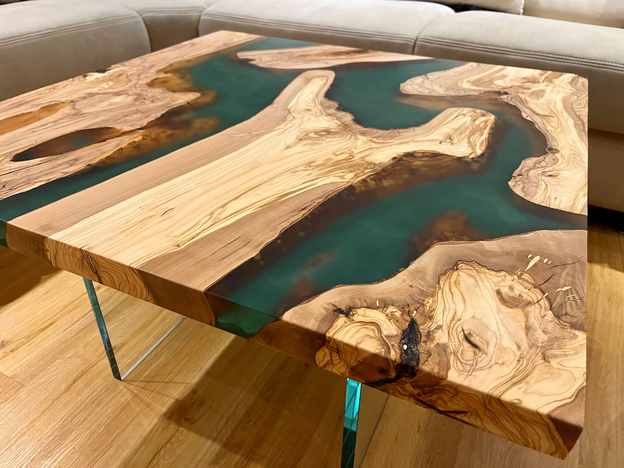 Table en bois d'olivier avec résine époxy - Meubles en résine