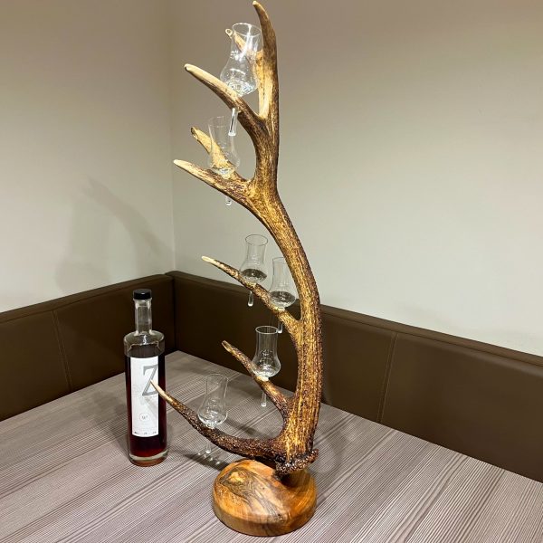 flaschenpraesentation, rothirsch, geschenk für jäger, forkl, österreich, oh my deer, chalet chic, schnapsglashalter, glashalter, geweih, geburtstagsgeschenk für jäger, echtholzsockel