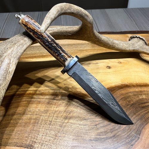 jagdmesser horn, geweih jagdmesser, Hirschhorn jagdmesser, drop point klinge,jagdnicker, jagdmeser, trachtenmesser, messer mit hirschhorngriff, jagdliches messer, messer mit scheide, trachtenmesser, oh my deer, forkl, geweih design, geweih manufakturm, messermanufaktur, jagdmesser damast, damast jagdmesser, jagdmesser damaststahl, jagdmesser damast hirschhorn, hirschhorn damastmesser, Stiefelmesser, Stiefelmesser damast, damaststahl, Jagdmesser Damast, Trachtenmesser mit Damaststahl, Bowie Klinge, wildschwein