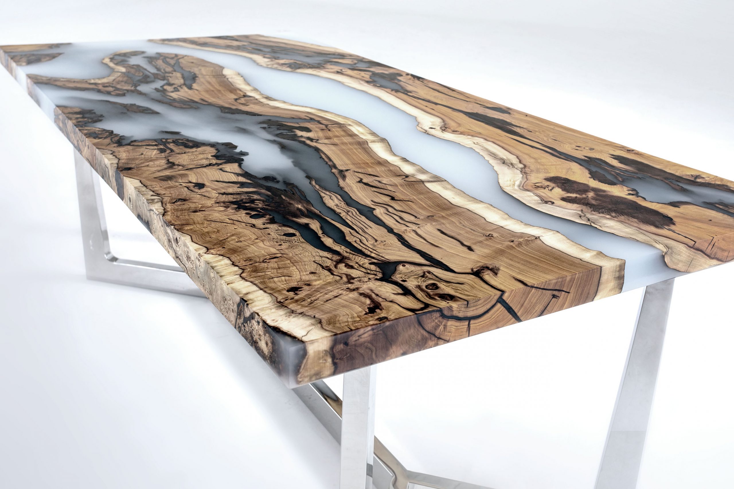 Table en bois et résine époxy noire transparente