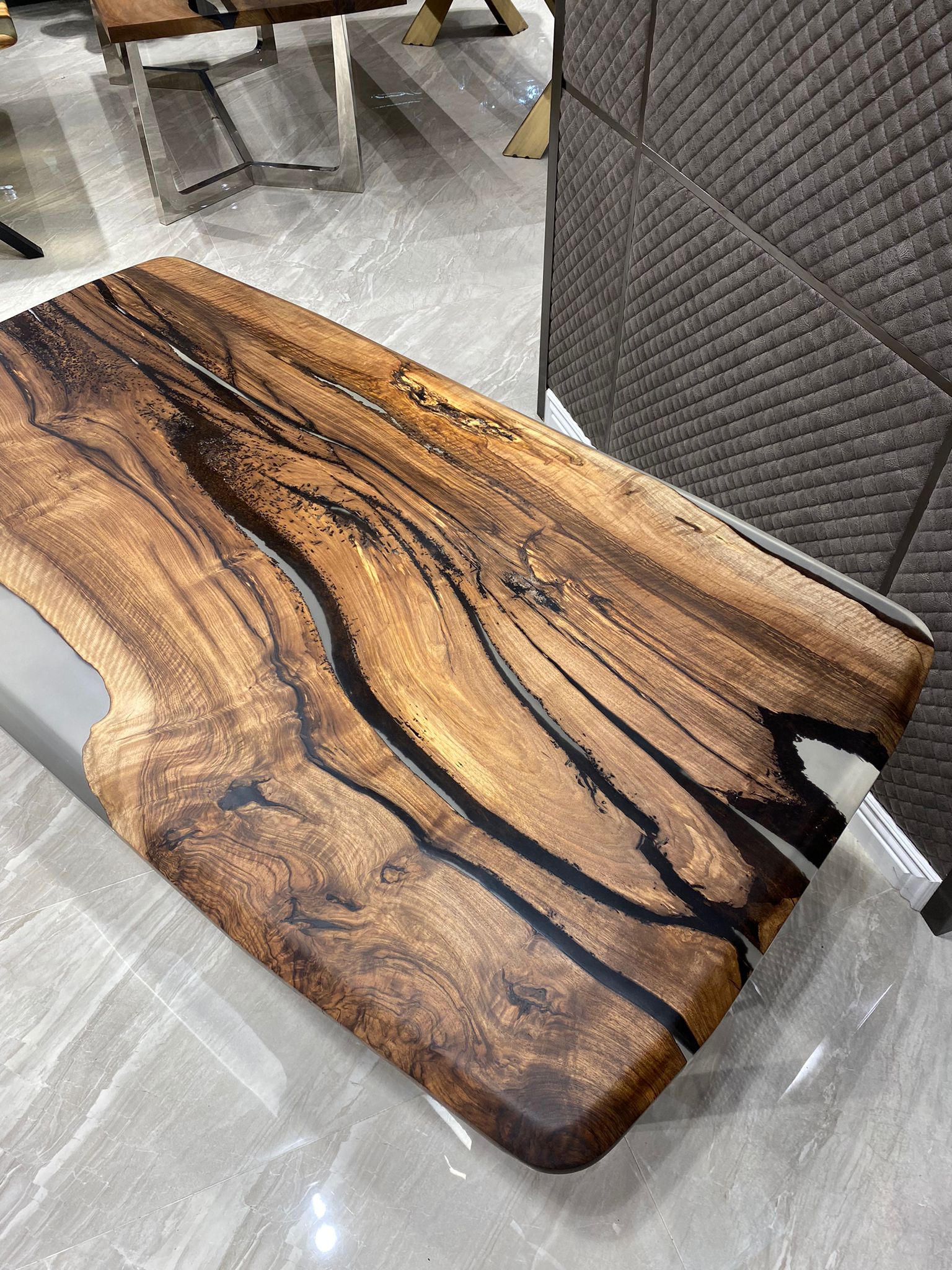 Plateau de table basse en bois d'olivier et résine époxy fumée