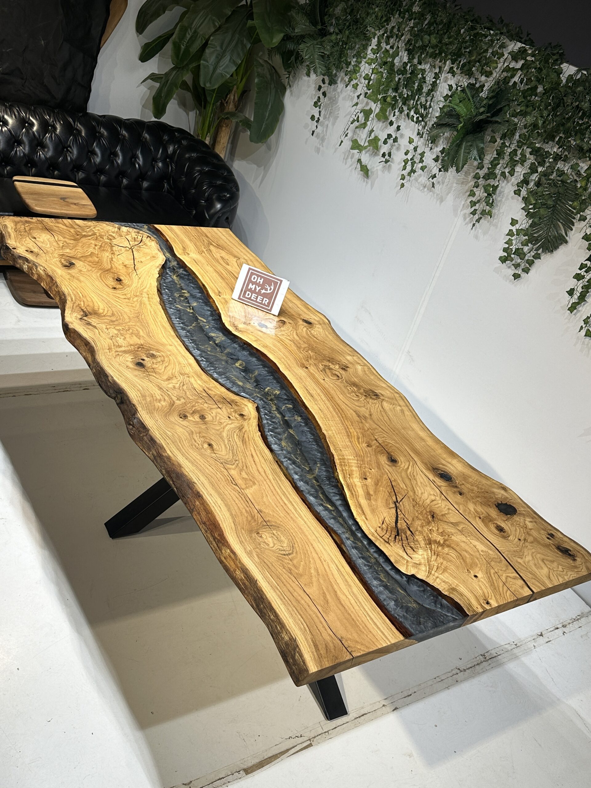 Table de salle à manger en chêne sauvage, table epoxy, table epoxy autriche, epoxy,epoxy river table, river table, table en résine époxy, meubles sur mesure, tables exclusives, table époxy, johannes forkl, forkl, oh my deer, omd, acheter table epoxy, acheter table epoxy Autriche, tables epoxy, tables epoxy, table epoxy rivière, table epoxy salle à manger, table epoxy noyer bois, table epoxy noir gris or