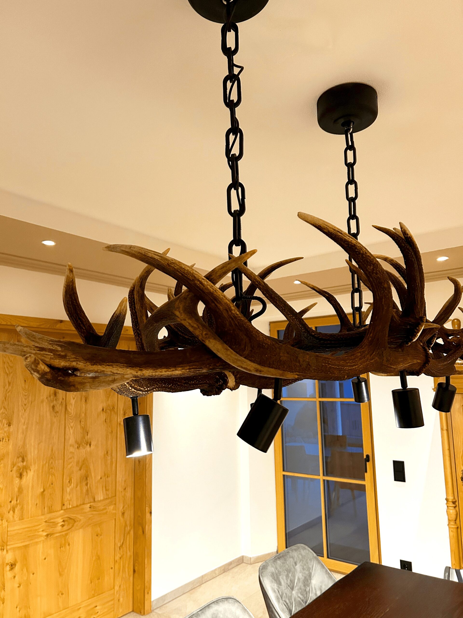 Geweihluster, Geweihluster Österreich, Geweihlampe, Geweih Kronleuchter, Kronleuchter Geweih, Geweih Kronleuchter, Hirschgeweih Luster, antler chandelier, antler lamp, chalet architektur, chalet einrichtung, chalet lampe, landhaus lampe, landhaus stil, landhaus moder, chalet modern, geweihlampe modern, geweihluster modern, moderne chalet einrichtung, Johannes Forkl, OH MY DEER, grosser Geweih Kronleuchter, esstischlampe led aus geweih, GU10, drehbare Leuchtmittel