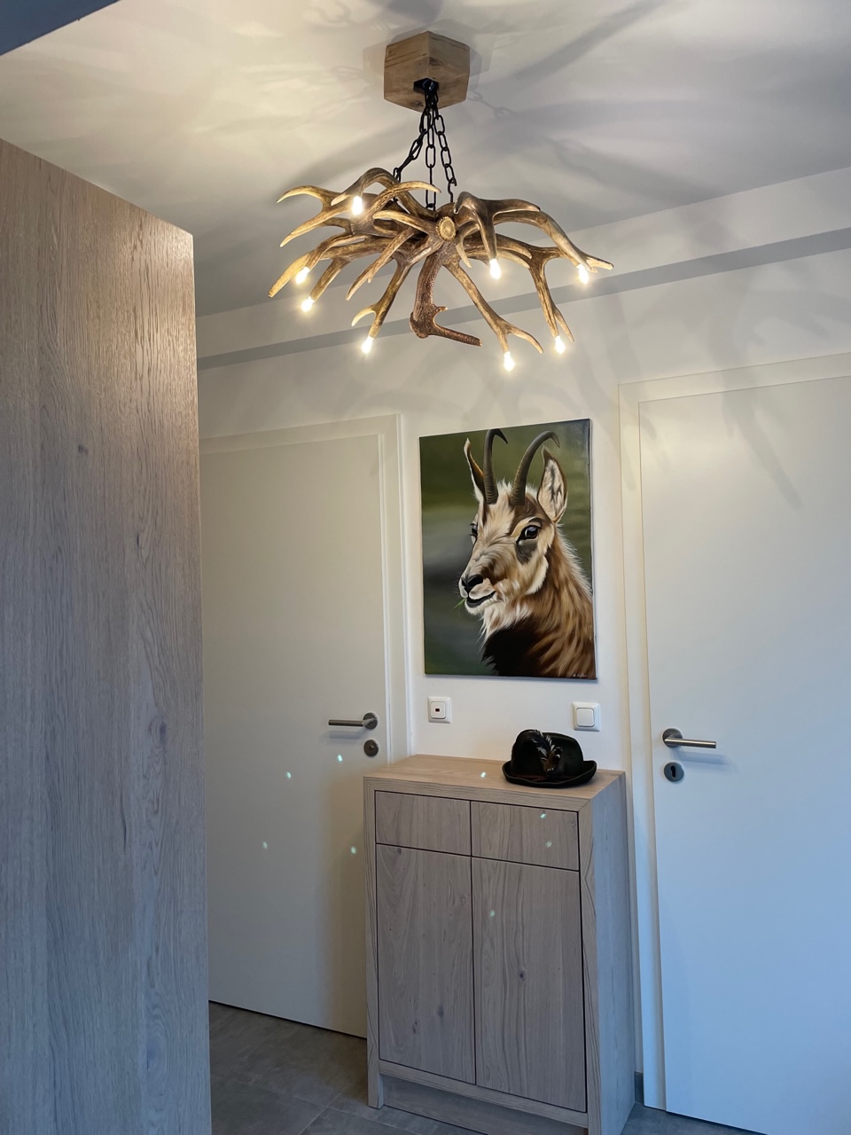 Geweihlampe mit Holzdeckenabdeckung
